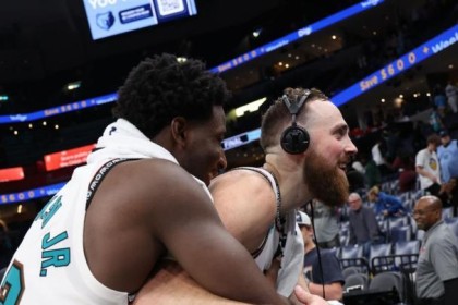 九游体育-湖人两大弃将变灰熊板凳利器！佩总干了多少昏招？