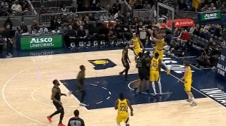 九游网页版-胡夫攻守转换跟进接球，双手背扣砍下24分刷新生涯新高