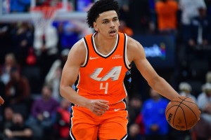 九游网页版-船记：科比·桑德斯将顶替小卡首发出战 祖巴茨与科林斯出战成疑